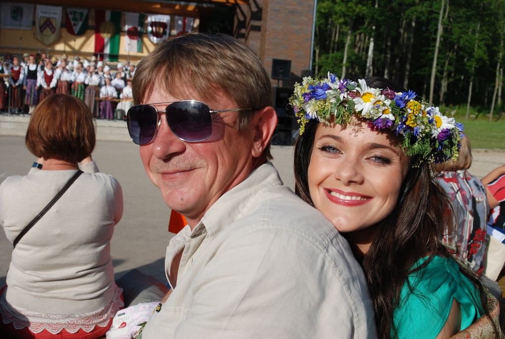 Nekur nav tik labi kā tēvam blakus... Operdziedātāja Elīna Šimkus līdzās tēvam Jurim Zālītim.            
Autors: Aivars Bite