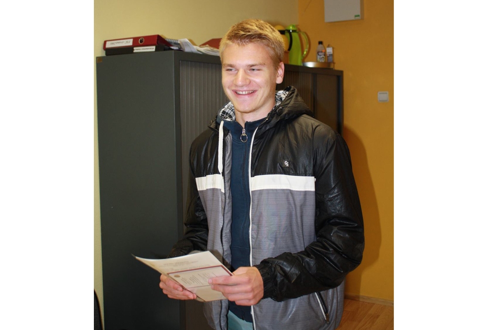 Sertifikāts rokā! Bijušais Aizkraukles novada ģimnāzijas 12.a klases audzēknis Ilvars Ieviņš ar eksāmenu rezultātiem kopumā ir apmierināts.
Autors: Ginta Grincēviča