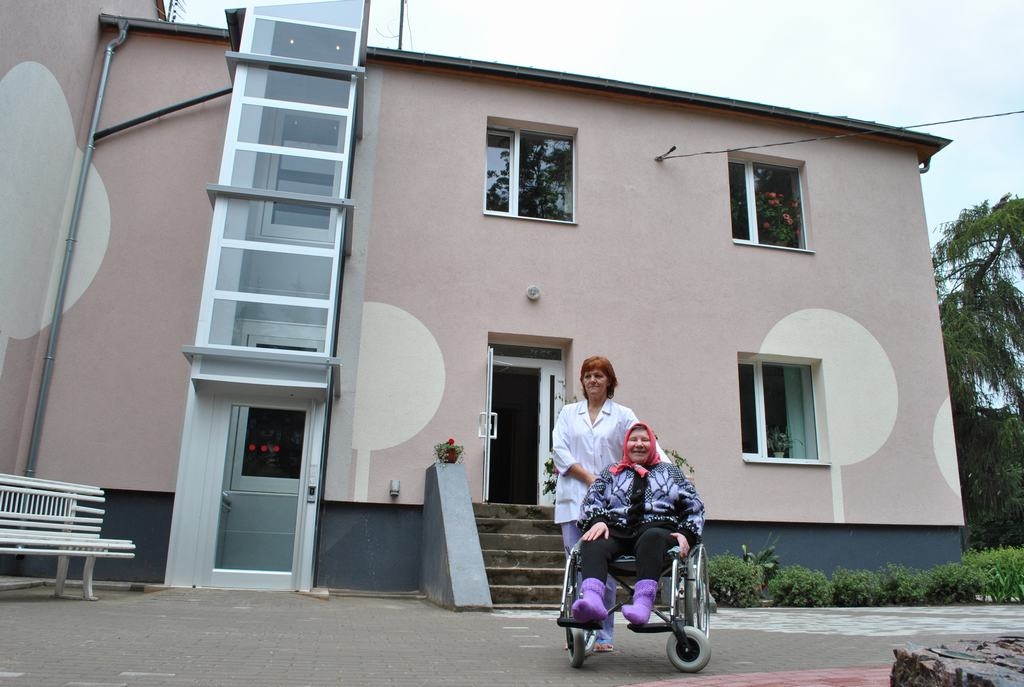 SVAIGĀ GAISĀ. Sociālā centra iemītniece Nijele Jegorova un viņas aprūpētāja Valērija Ķibilde dodas pastaigā.
Autors: Imants Kaziļuns