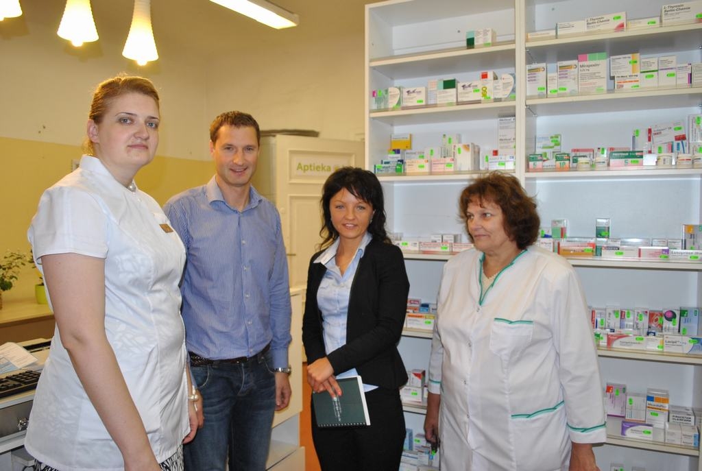 Gatavi darbam. Farmaceite Inga Urtāne (no kreisās), Ģirts Ludāns, Lāsma Reide un Seces ģimenes ārstes palīdze Jadviga Bakute.
Autors: Imants Kaziļuns