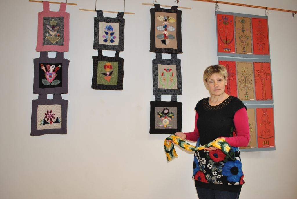 KRĀSAINI UN ORIĢINĀLI. Pļaviņu novada muzeja vadītāja Iveta Krastiņa pie ekspozīcijas — darbi ir tik oriģināli, atšķirīgi un krāsaini, ka, uzlūkojot tos, šķiet, autori ir pieredzējuši mākslinieki. 
Autors: Imants Kaziļuns