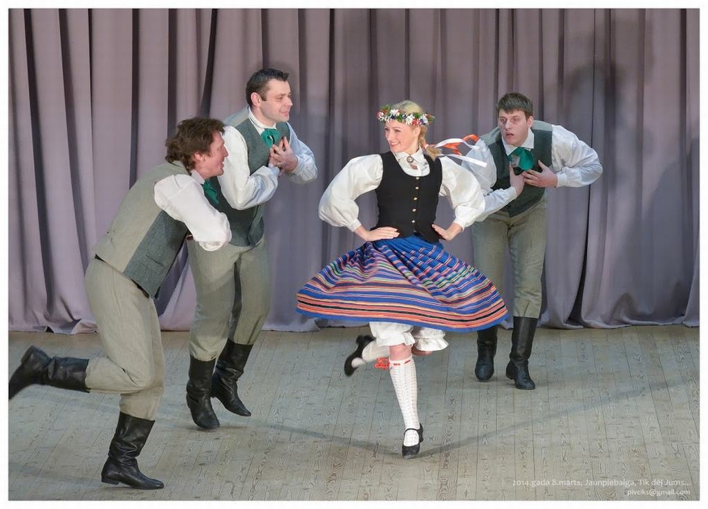 Lustīgu dancošanu! Inga 21 gada vecumā ne tikai pati dejo, bet arī vada tautas deju kolektīvus.                                 
Autors: no privātā arhīva