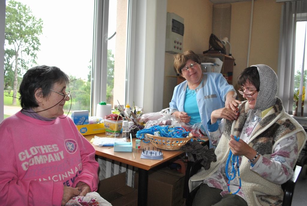 DIENA PASKRIEN ĀTRI. Sociālās aprūpes centra iemītnieces Broņislava Anspoka (pa kreisi) un Aldona Tereško kopā ar sociālo darbinieci Lidiju Ozoliņu (vidū) radošajā procesā. 
Autors: Evita Apiņa