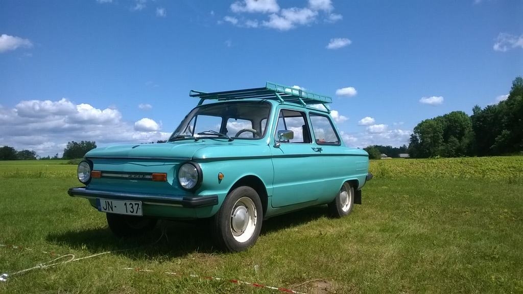 No visa spēka! Šo automobili ZAZ jauniešiem vajadzēja vilkt vienā no sacensību posmiem.                              
Autors: no biedrības arhīva