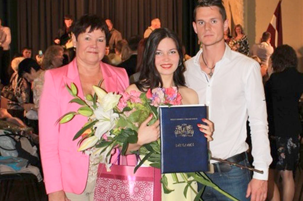 Izlaidumā Jūliju Šapolovsku sveica arī Plūmju ģimene — Viļņa Plūmes atraitne Sarmīte un jaunākais dēls Artūrs. 
Autors: no Plūmju ģimenes albuma