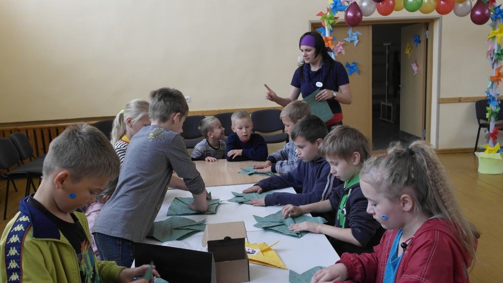 Noderēs maskuballei. Mazie irsieši mācās izgatavot pirātu cepures. 
Autors: Iveta Riekstiņa