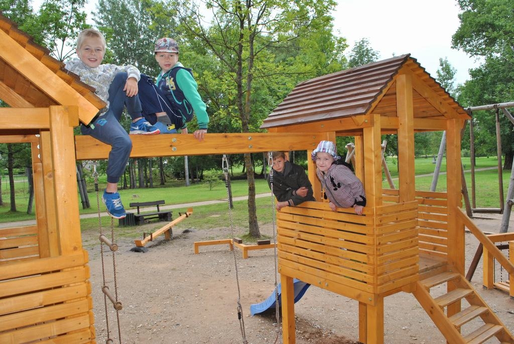 Ir, kur kāpt, lēkt, šūpoties. Meitenēm interesē mājiņas, zēniem kāpnes.
Autors: Imants Kaziļuns