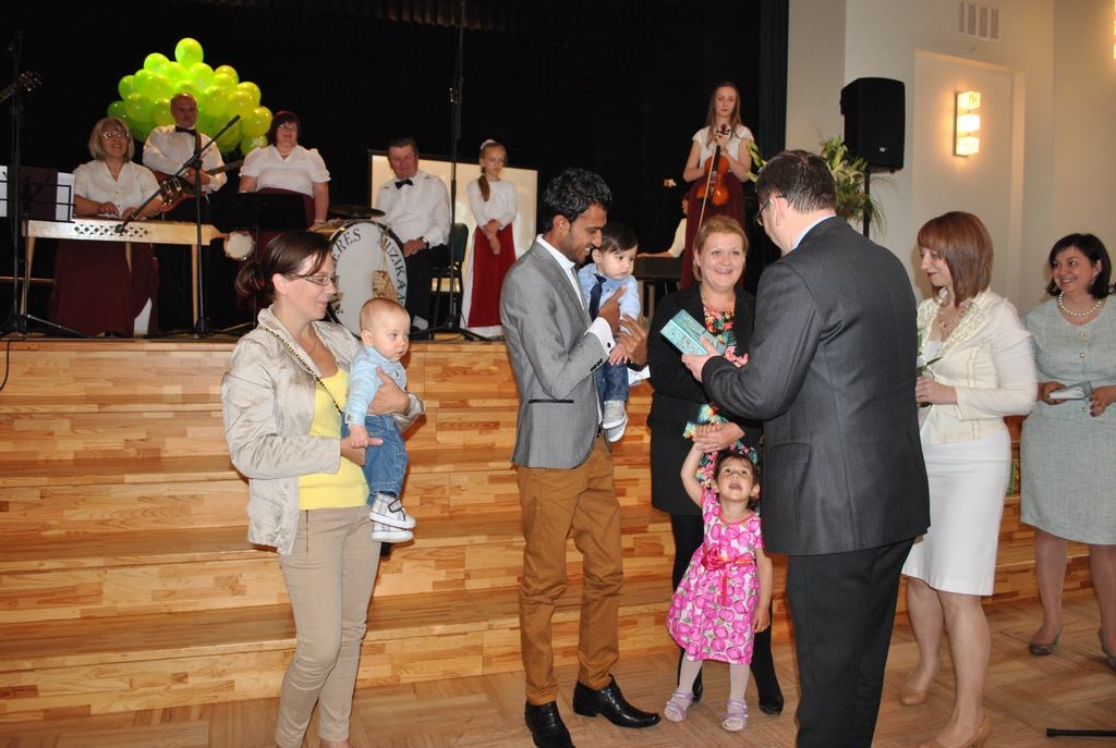 Albums pastarītim. Koknesiešu Tirmizi ģimenē albumu no priekšsēdētāja Daiņa Vingra saņem mazais Gabriels.
Autors: Līga Patmalniece