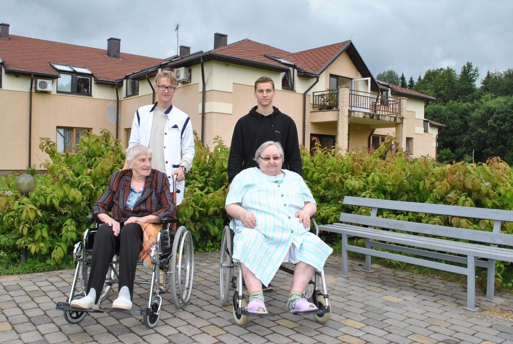 Abpusējs ieguvums. Ar jauniešu darbu sociālās aprūpes centrā “Ziedugravas” apmierinātas tā iemītnieces Elvīra Vajavska (pa kreisi) un Lidija Jaščenko. Aiz viņām darītāji — Dāvids Zaķis (pa kreisi) un Raitis Rubenis.
Autors: Imants Kaziļuns