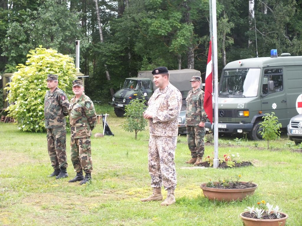 SALIDOJUMA ATKLĀŠANĀ piedalījās arī zemessardzes 55. kājnieku bataljona  komandieris majors Andris Daugulis (pa labi). 

Autors: no Normunda Raubiškas albuma 