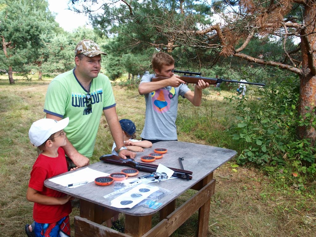 PAMĀCA JAUNOS. Raivis Bērziņš mednieku svētkos Koknesē ar jaunajiem medniekiem labprāt dalās savā pieredzē.                                   
Autors: no “Staburaga” arhīva