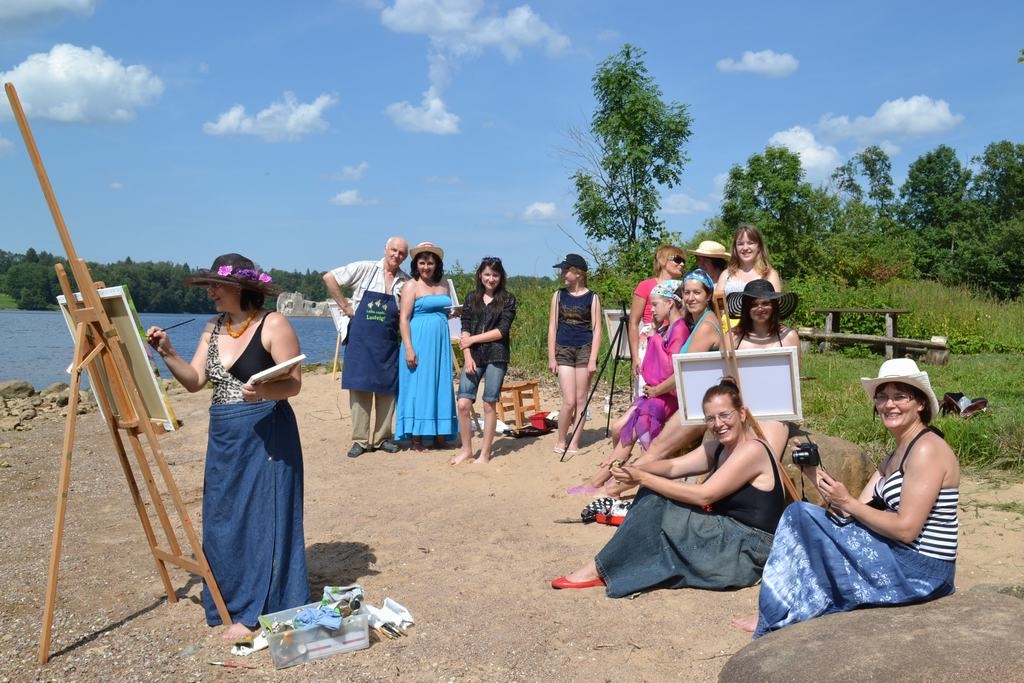 Jūlija saulē Daugavas krastā. Mākslas plenēra dalībniekiem Seces pagastā šis ir radošs laiks.
Autors: Imants Kaziļuns