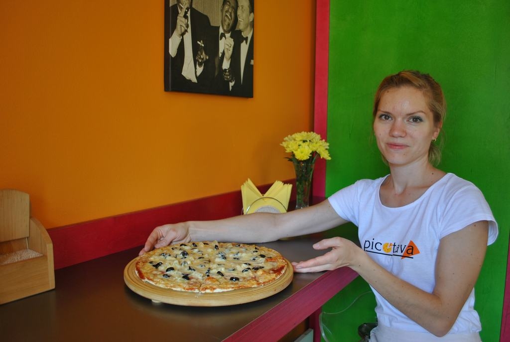 LAI GARŠO! Viktorija picu iesaka ēst bez naža un dakšiņas.
Autors: Sandra Pumpure