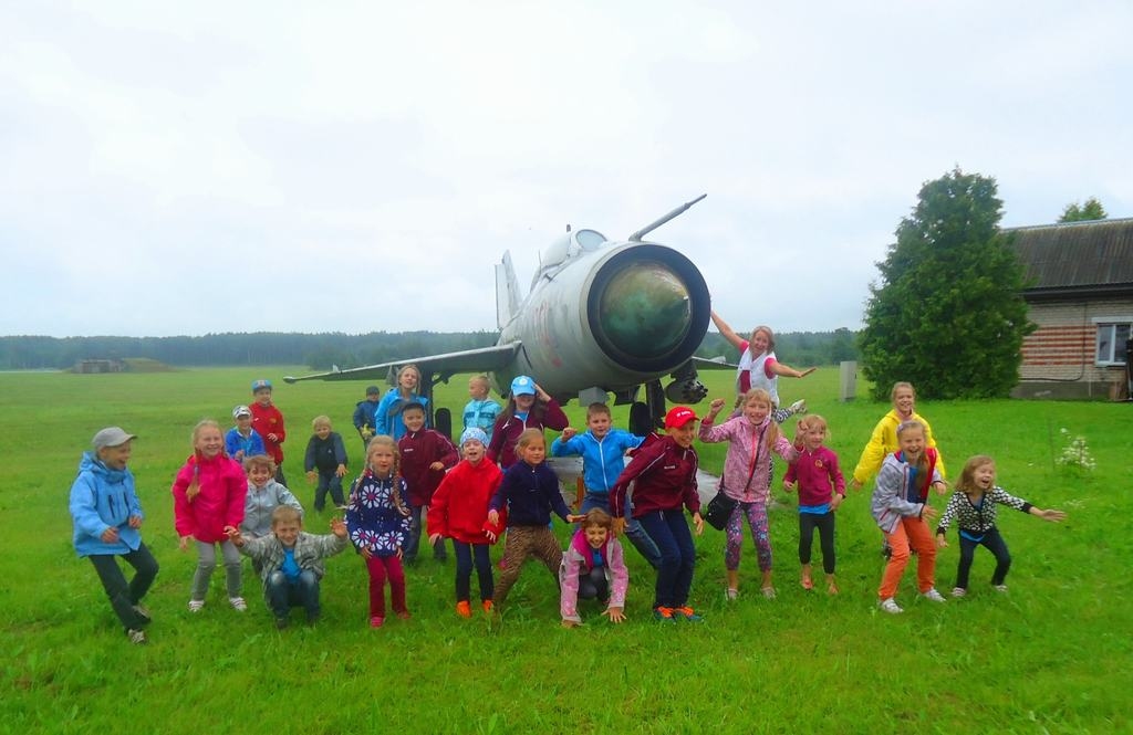 PĻAVIŅIEŠI VISAKTĪVĀKIE. Bērnu rotaļu un attīstības centrā “Pepija” vasaras nometnes rīko jau piekto gadu. Attēlā — bērni Lielvārdes lidlaukā.          
Autors: no “Pepijas” arhīva