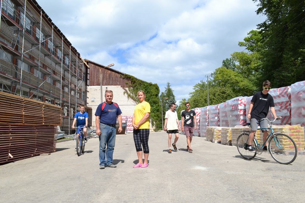 Absolventi un nākamie absolventi. Andrejs Pastars, direktora vietnieks saimnieciskajā darbā (priekšplānā), šo skolu beidza 1982. gadā, bet Inese Trūba (līdzās), kura ir dežurante sporta centrā, to absolvēja 1998. gadā. Pārējie — pašreizējie vidusskolēni. 
Autors: Līga Patmalniece