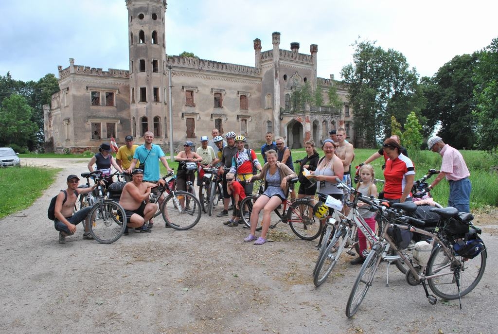 Pusstunda atpūtai. Pie Ērgļiem ieskrējušies, “Barona takas” dalībnieki piestāja pie Odzienas pils.
Autors: Imants Kaziļuns