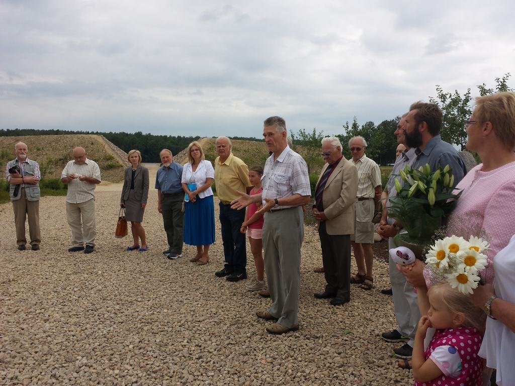 nedrīkstam aizmirst. Atbraukušos uzrunā Latvijas Sporta veterānu — senioru savienības prezidents Daumants Znatnajs. Līdzās izglītības un zinātnes ministrei Inai Druvietei (piektā no kreisās) — olimpiskais čempions šķēpmetējs Jānis Lūsis.        
Autors: no Izglītības un zinātnes ministrijas arhīva