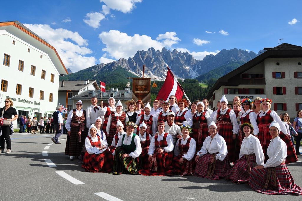 Skaists kontrasts — latviskie tērpi Alpu fonā. “Aizkraukle” pēc koncerta Sankandido.

Autors: no kora “Aizkraukle” arhīva