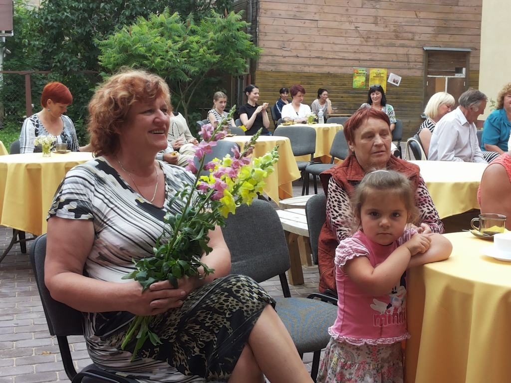 Ciemos. Staburaga amatierteātra režisore Ināra Galvanovska (no labās) Jaunjelgavas kultūras nama iekšpagalma atvēršanas svētkos.

Autors: Anita Ostrovska