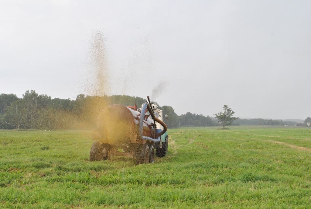 Kārtējā vircas duša. Cisternu iztukšo pāris minūtēs, bet smaka apkārtnē saglabājas stundām.
Autors: Imants Kaziļuns