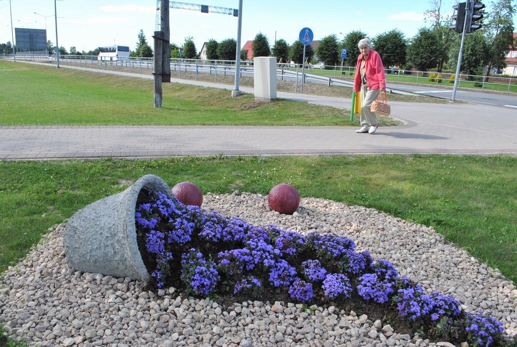 Interesanti. Par dobēm priecājas gan koknesieši, gan viesi. Tās veidoja Kokneses novada pašvaldības daiļdārzniece Margita Krūze ar savu komandu. 
Autors: Līga Patmalniece