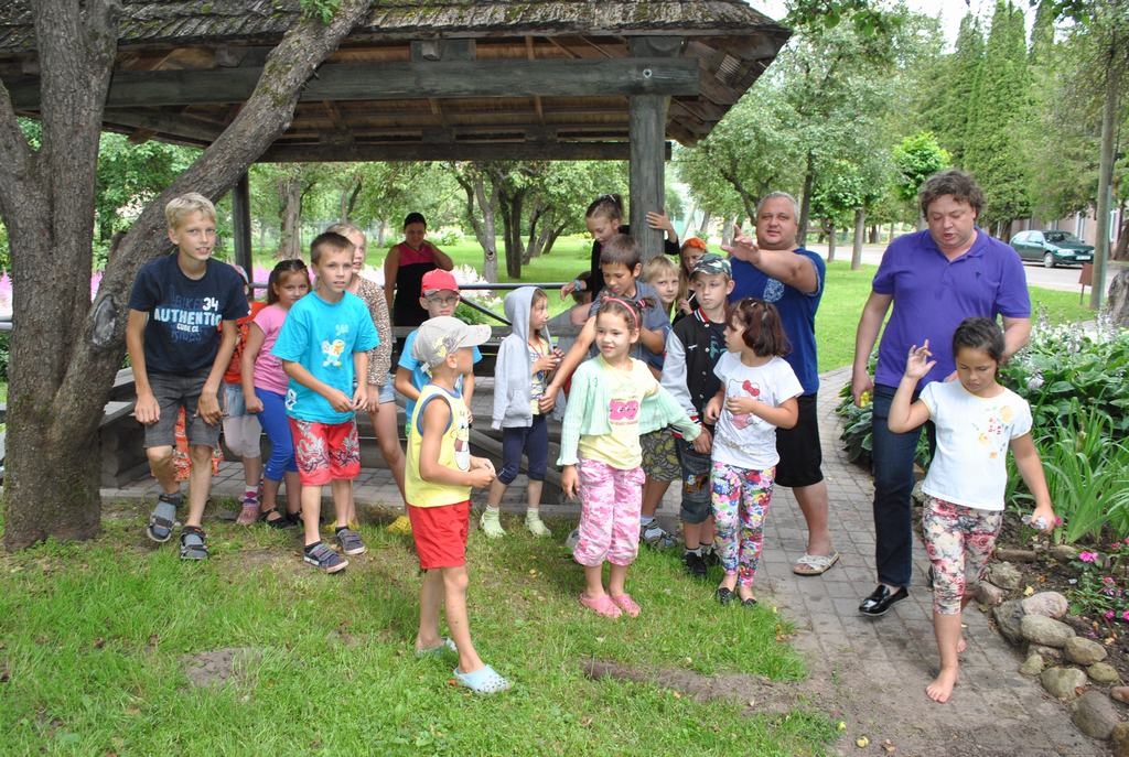 ZVAIGZNES REDZ DZĪVĒ. Mazie skrīverieši kopā ar šīsnedēļas skolotājiem  Valteru Krauzi un Sergeju Jēgeru pirms došanās pusdienās. 
Autors: Imants Kaziļuns