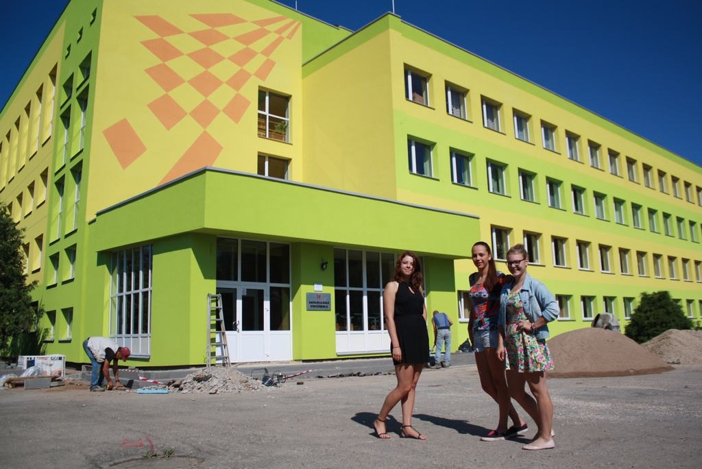Skaistākā ēka Jaunjelgavā. 12. klases skolnieces Līva Kopāne (no kreisās), Arita Rizga un 8. klases audzēkne Ieva Elksne priecājas par pārmaiņām Jaunjelgavas vidusskolā.
Autors: Ginta Grincēviča