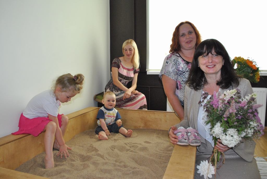 PRIEKS ARĪ MAZĀKAJIEM. Diāna Timofejeva (priekšplānā), Aija Rimša, Vēsma Bērziņa un silto smilšu kastes pirmie izmēģinātāji — Patriks un Karlīna Tīna.
Autors: Imants Kaziļuns