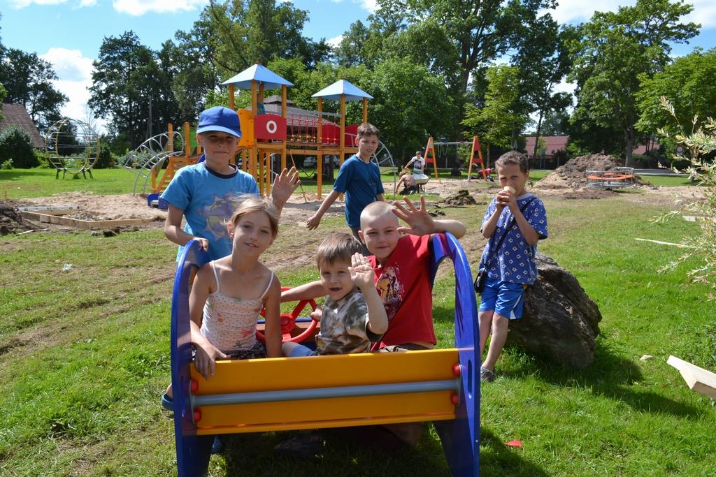 Jaunie rīki iemēģināti. Laukums pievilina ar košām krāsām un aizraujošu rotaļu iespējām.
Autors: Imants Kaziļuns