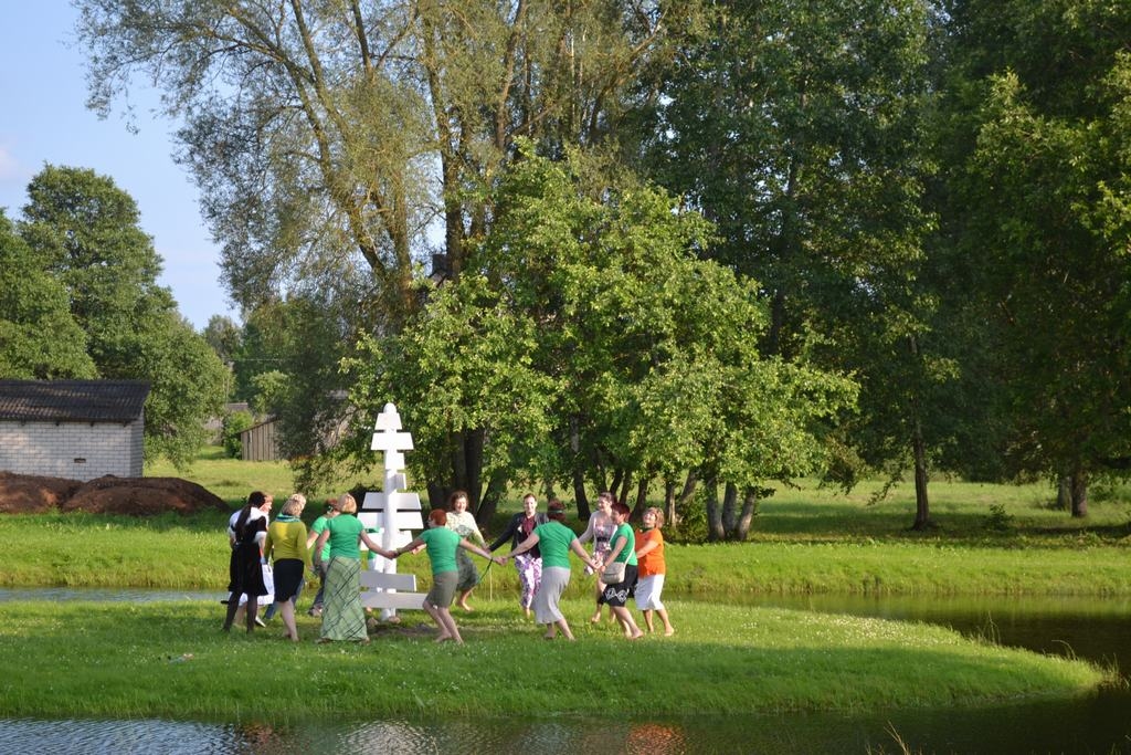 Pirmais. Nākamgad būs vēl. Daudzesietes apdejo Edgara Jankovska darināto koku.     
Autors: no Daudzeses pagasta pārvaldes arhīva