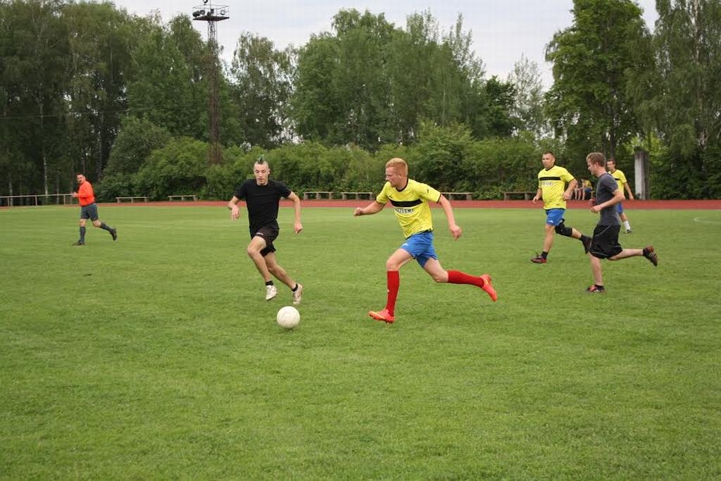 Cīnās līdz beigām. Lai gan spēlē dominēja skrīverieši, Kokneses “Leģendu” futbolisti nepadevās.
Autors: Ginta Grincēviča