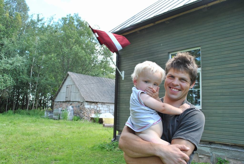 Ar laiku sētā būs karoga masts. Jānis Ansabergs teic — karogu izkārt vajadzēs biežāk, arī savam priekam. Pašlaik tas plīvo, vienojoties ar ukraiņiem viņu sāpēs un cerībās.
Autors: Imants Kaziļuns