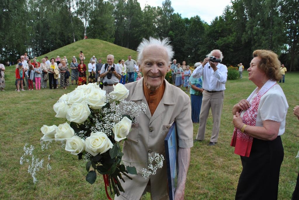 “Paldies par visu labo!” Jānis Vasarietis ar baltu rožu pušķi, kur katrā ziedā laba vēlējums.
Autors: Līga Patmalniece