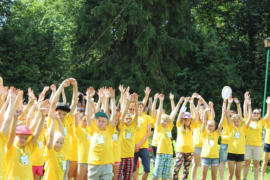 VISI KOPĀ. Daļa mazpulcēnu nometnes “Visu daru es ar prieku!” dalībnieku Neretā. 
Autors: no rīkotāju arhīva
