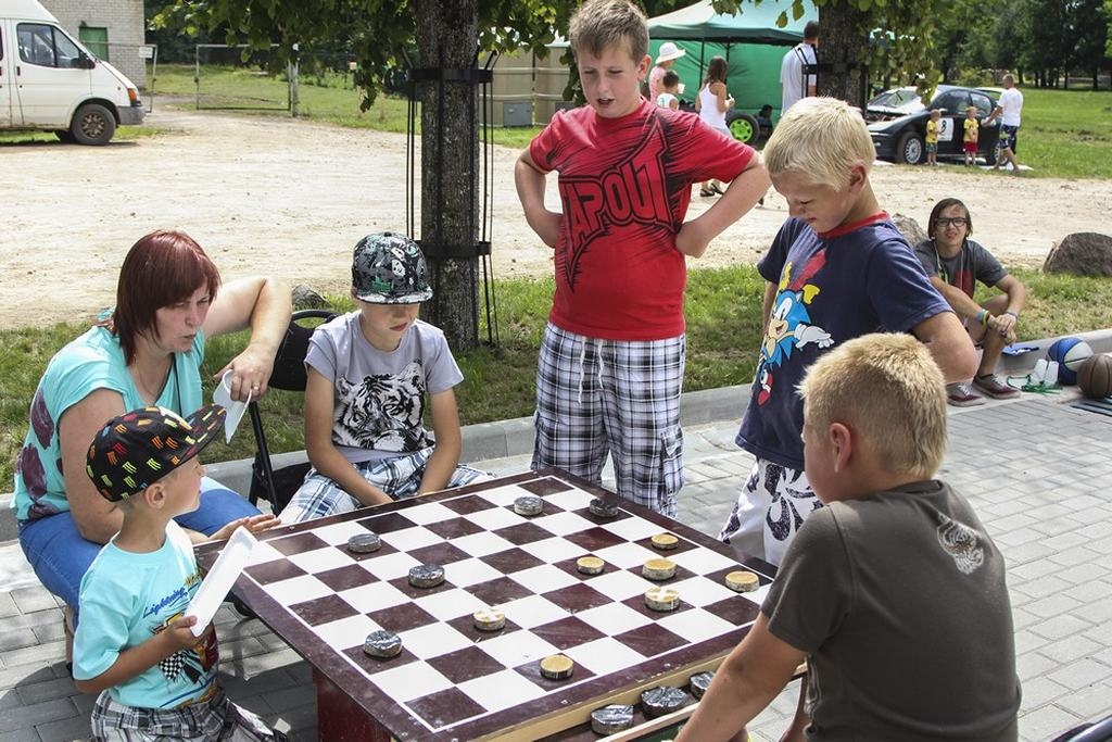 ARĪ PRĀTA SPĒLES. Sacensībās mērojās spēkiem ne tikai fiziski, arī atjautībā. 