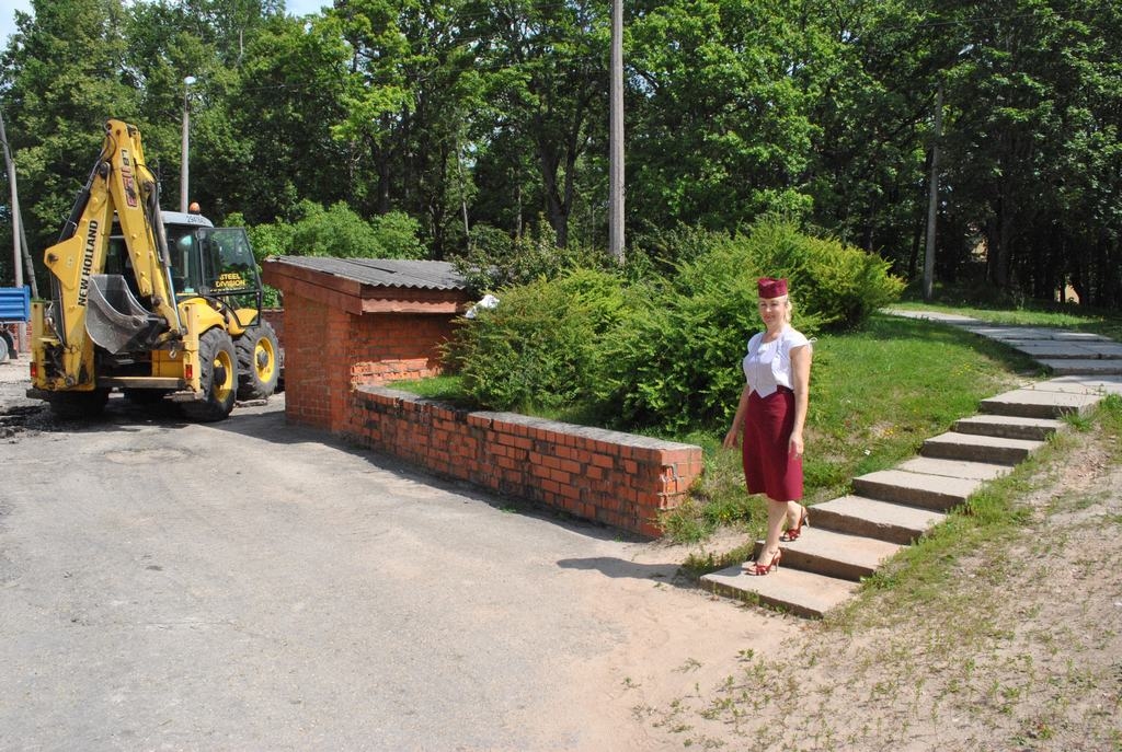 Ceļš uz darbu. Skolas ēdnīcas vadītāja bebrēniete Mārīte Zeilāne, skaitot kopā mācību un darba gadus, pa šo taciņu no mājām uz darbu iet jau 27 gadus.
