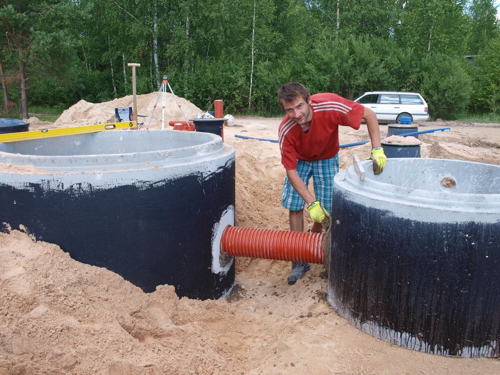 Būs jaunas attīrīšanas iekārtas. SIA “ĢL Konsultants” strādnieks Raivis Sondors jaunajās attīrīšanas iekārtās hermetizē cauruļu savienojumus. 
Autors: Indulis Burka