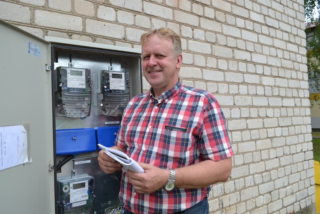 KĻŪST ARVIEN LABĀKI. “Pirmo reizi viedos skaitītājus ieraudzīju 2001. gadā, kad biju Vācijā un Šveicē, apmeklēju arī rūpnīcu, kur tos ražo. Tagad tie ir vēl modernāki nekā agrāk,” stāsta “Sadales tīkla” Ziemeļaustrumu elektroenerģijas uzskaites daļas Aizkraukles iecirkņa vecākais meistars Andris Zariņš. “Uzņēmumos ir pat vairāki viedie skaitītāji, piemēram, SIA “Aizkraukles slimnīca” tādi ir četri.”
Autors: Guna Mikasenoka