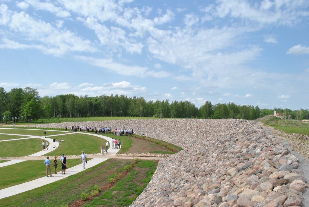 Ozolu godasardzes aleja top Likteņdārza amfiteātrī. 