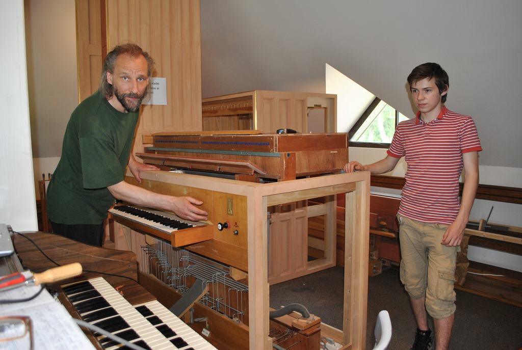 AR LIELU PRECIZITĀTI. Ērģeļbūvētājam Alvim Melbārdim (no kreisās) ir liela darba pieredze. Palīdz Niks Doropoļskis.                 
Autors: Imants Kaziļuns