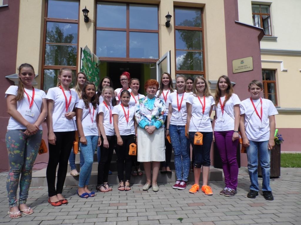 IEDVESMOJOŠA TIKŠANĀS. Kopā ar “Award Latvija” patronesi eksprezidenti Vairu Vīķi — Freibergu. 
Autors: no Kristas Patrīcijas Siliņas albuma 