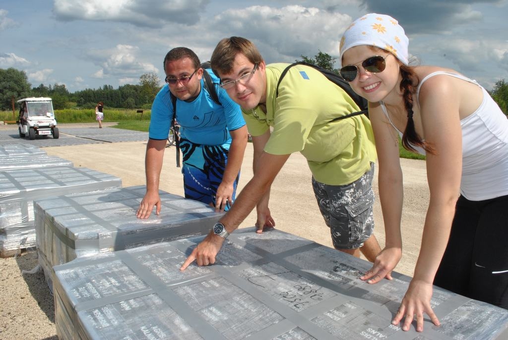Mūsu vārdus te vēl neatrast. Ērberģiete Daiga Bazule (no labās), aizkrauklieši Agris Laduševs un Artis Vanags, apmeklējot Likteņdārzu, atzīst, ka vēlētos te pievienot arī savu bruģakmeni.
Autors: Imants Kaziļuns