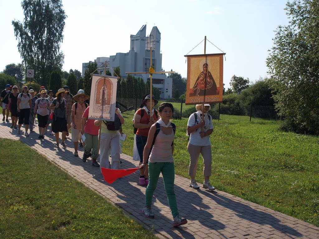 CEĻĀ UZ AGLONU dodas svētceļnieki no Aizkraukles.
Autors: Indulis Burka