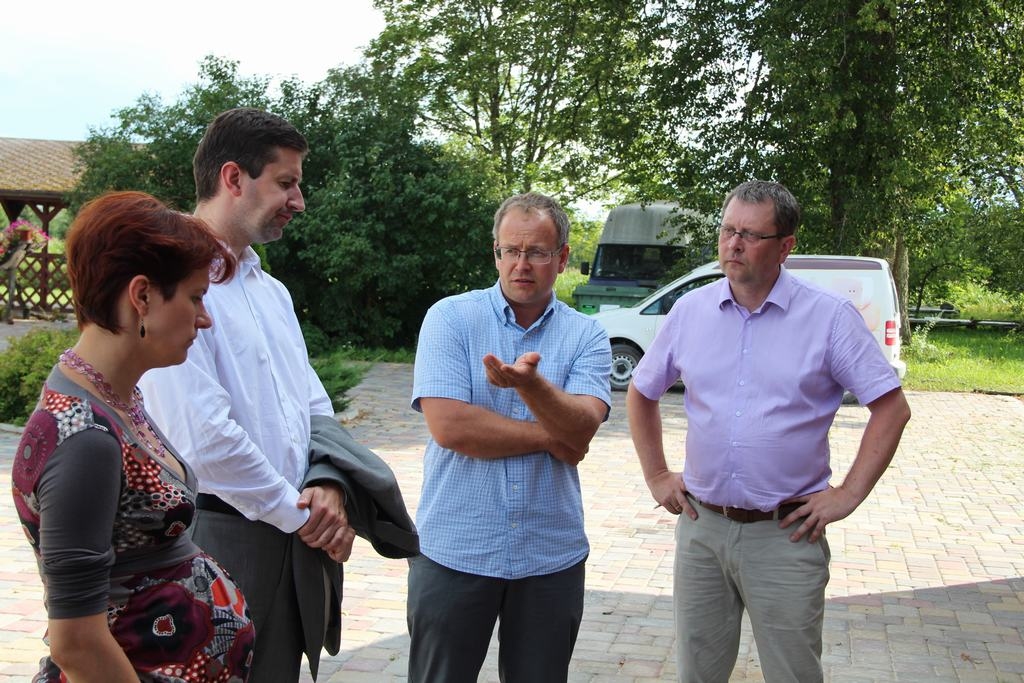 Zemniekiem ir, ko teikt. Ekonomikas ministrijas parlamentārā sekretāre  Ilona Platonova (no kreisās), ekonomikas ministrs Vjačeslavs Dombrovskis, Uldis Krievārs un Kokneses novada domes priekšsēdētājs Dainis Vingris.         
Autors: Māra Bitāne