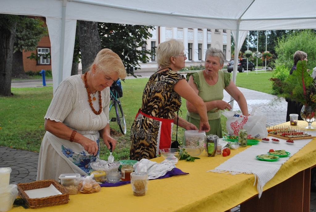 Sēļu galds. Ikviens svētku apmeklētājs varēja nobaudīt Jaunjelgavas pensionāru sarūpētos gardumus.
Autors: Ginta Grincēviča