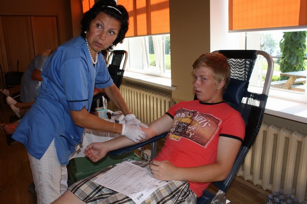 Aizkrauklietis Kaspars Ikaunieks (no labās) vakar asinis ziedoja pirmo reizi mūžā.
Autors: Evita Apiņa