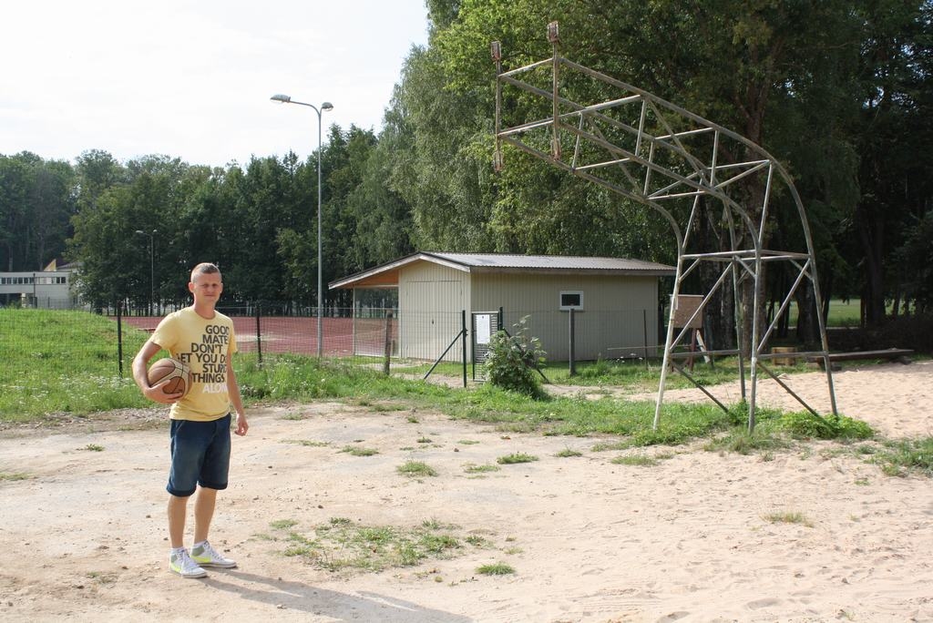 Reālas cerības. Kokneses sporta centra direktors Dāvis Kalniņš cer, ka izdosies uzvarēt projektu konkursā, lai atjaunotu āra basketbola laukumu, kurā 10 gadu nekas nav darīts. 