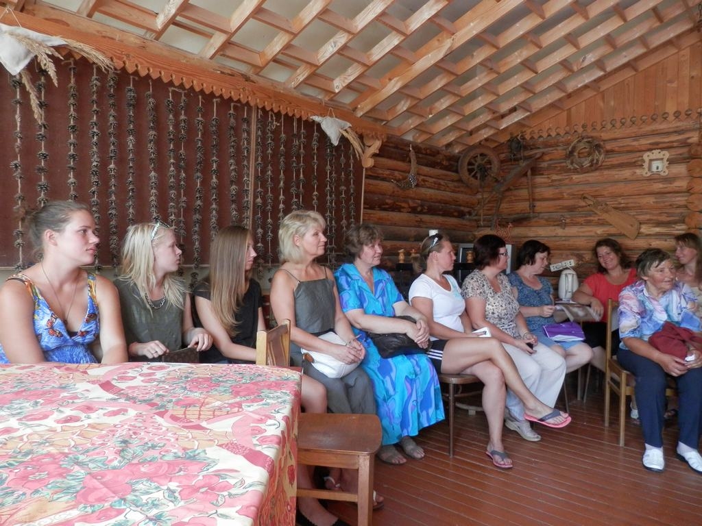 VIESOJOTIES SUVAINIŠĶOS. Neretieši Suvainišķu bibliotēkā. 
Autors: Foto no Jāņa Jaunsudrabiņa biedrības arhīva