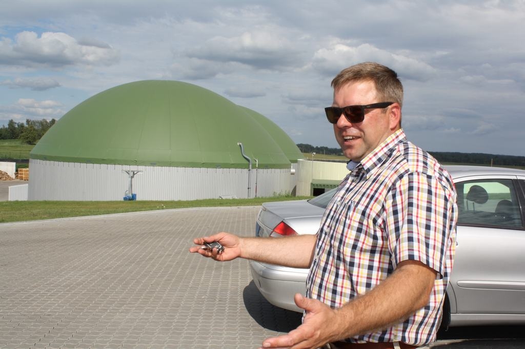 Pie viena no biogāzes stacijas reaktoriem “Vecsiljāņu” saimnieks Juris Sprukulis.
Autors: Imants Kaziļuns