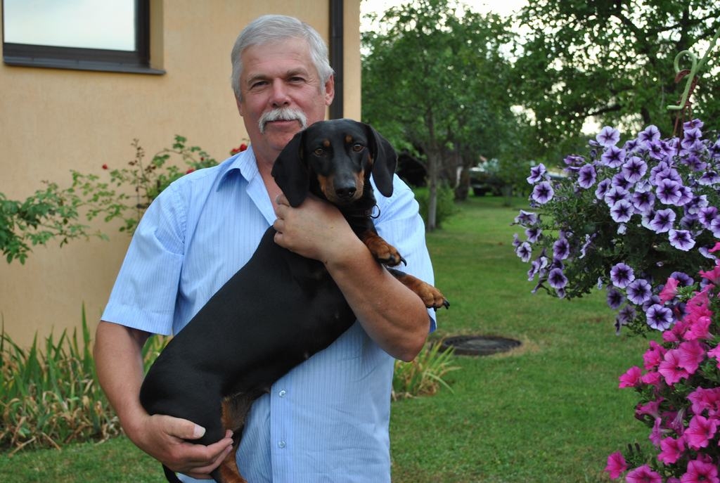 SAIMNIEKA MĪLULE. Taksenīte Renda ir Gunāra Lazdas sabiedrotā ne tikai medībās, arī ikdienā abi daudz laika pavada kopā.
Autors: Evita Apiņa